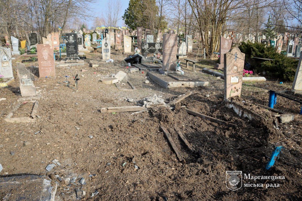  Ворог атакував кладовище у Марганецькій громаді 18 березня (фото) 5