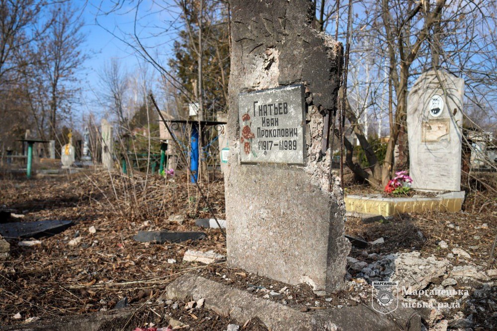  Ворог атакував кладовище у Марганецькій громаді 18 березня (фото) 9