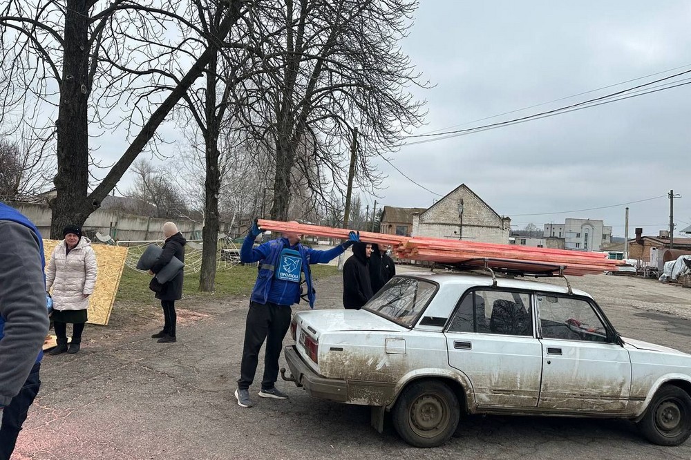 Жителі Марганецької громади сьогодні отримали будівельні набори для ремонту житла