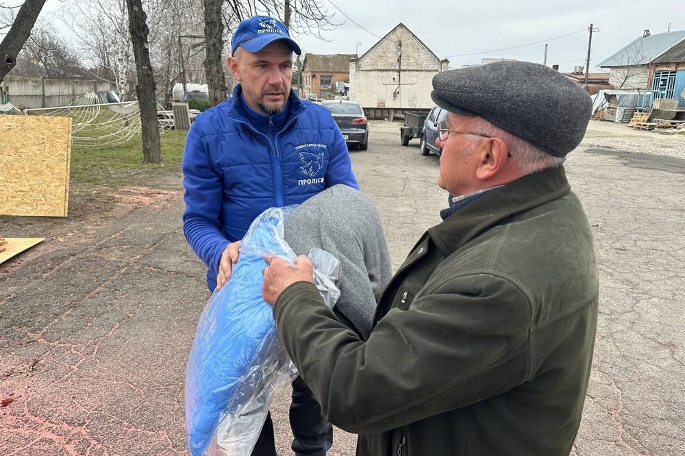 Жителі Марганецької громади сьогодні отримали будівельні набори для ремонту житла 2