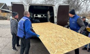 Жителі Марганецької громади сьогодні отримали будівельні набори для ремонту житла 3