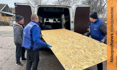 Жителі Марганецької громади сьогодні отримали будівельні набори для ремонту житла 3