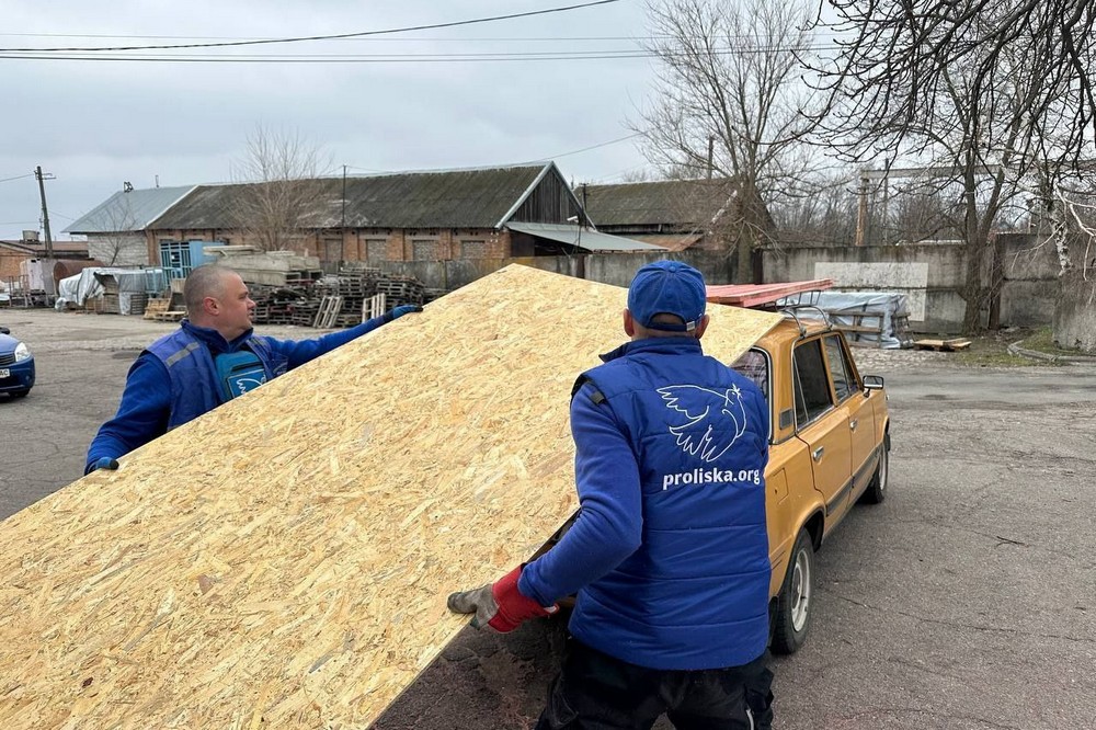 Жителі Марганецької громади сьогодні отримали будівельні набори для ремонту житла 5