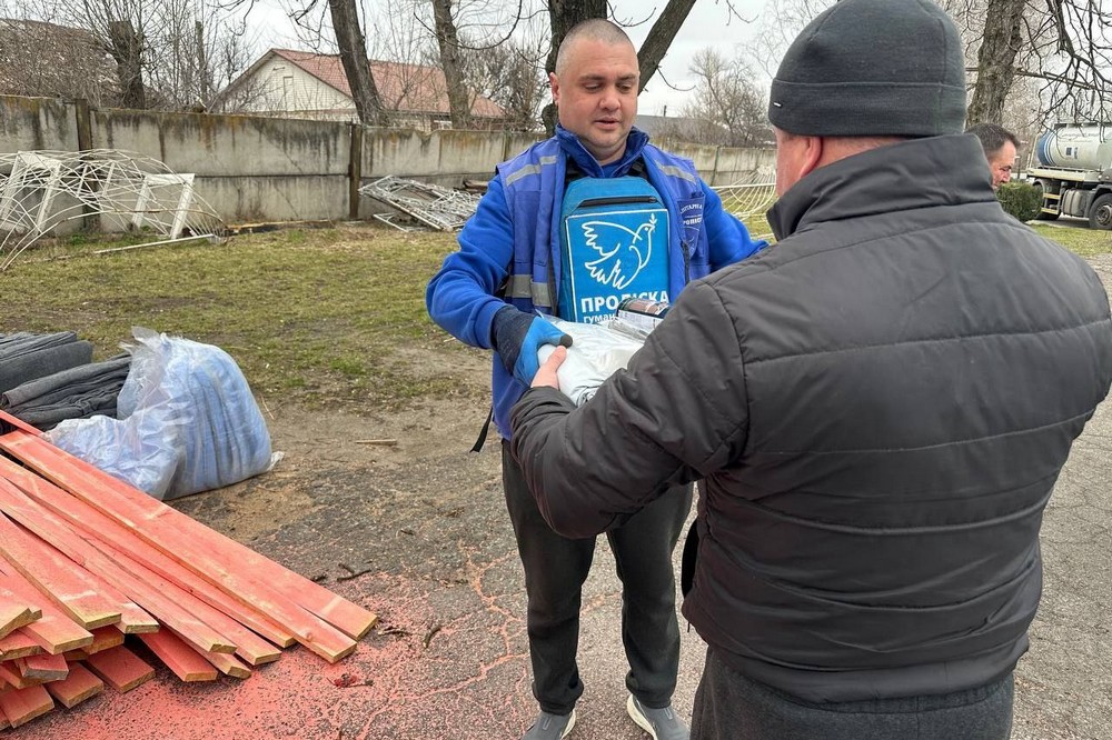 Жителі Марганецької громади сьогодні отримали будівельні набори для ремонту житла 7