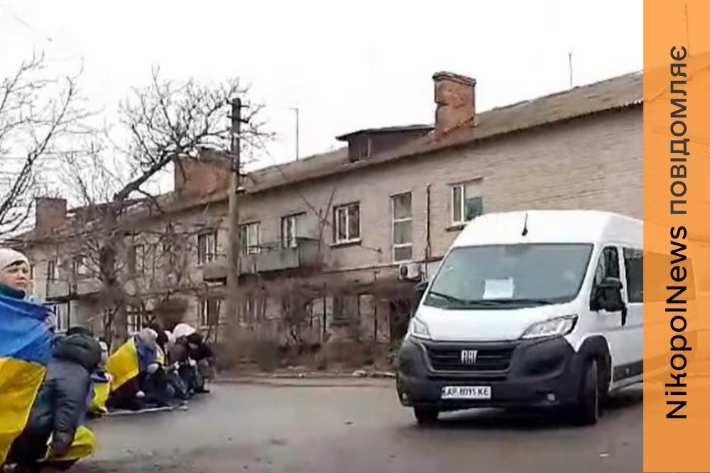 Через довгий час очікування повернувся «на щиті»: Нікопольщина провела в останню путь ще одного Героя (відео)