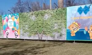 На всі випадки життя: у парку Покрова з’явилася фото-зона на стінах гаражів (відео)