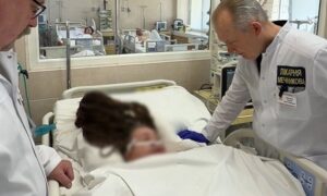 Мене затягнули в магазин і я побачила на собі багато крові: поранена у Нікополі жінка, яку рятують у Дніпрі, розповіла про момент удару (відео)