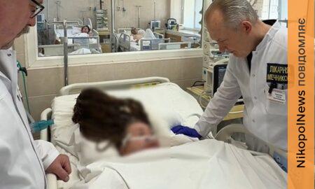 Мене затягнули в магазин і я побачила на собі багато крові: поранена у Нікополі жінка, яку рятують у Дніпрі, розповіла про момент удару (відео)