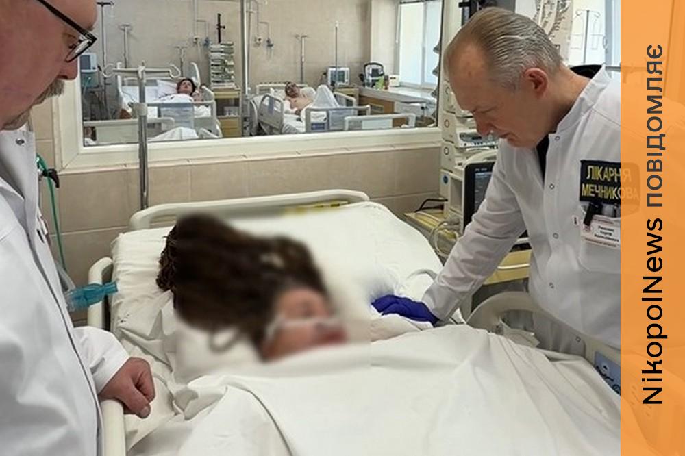 Мене затягнули в магазин і я побачила на собі багато крові: поранена у Нікополі жінка, яку рятують у Дніпрі, розповіла про момент удару (відео)