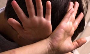 Била, штовхала об стіну і облила водою малолітнього сина: у Нікополі судили матір трьох дітей