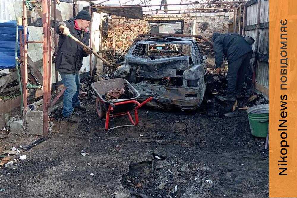 Усувають наслідки обстрілів, замітають тротуари, замінюють перегорілі лампи: робота комунальників Нікополя на цьому тижні (фото) 1 Усувають наслідки обстрілів, замітають тротуари, замінюють перегорілі лампи: робота комунальників Нікополя на цьому тижні (фото)