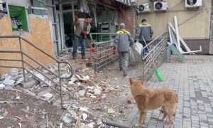 Значні руйнування у Нікополі внаслідок обстрілів: комунальники працюють на місцях ударів і виконують низку інших робіт