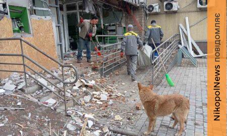 Значні руйнування у Нікополі внаслідок обстрілів: комунальники працюють на місцях ударів і виконують низку інших робіт