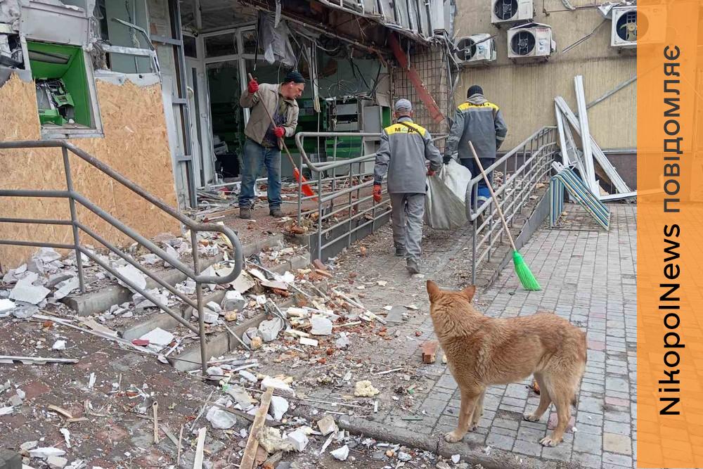 Значні руйнування у Нікополі внаслідок обстрілів: комунальники працюють на місцях ударів і виконують низку інших робіт 1 Значні руйнування у Нікополі внаслідок обстрілів: комунальники працюють на місцях ударів і виконують низку інших робіт