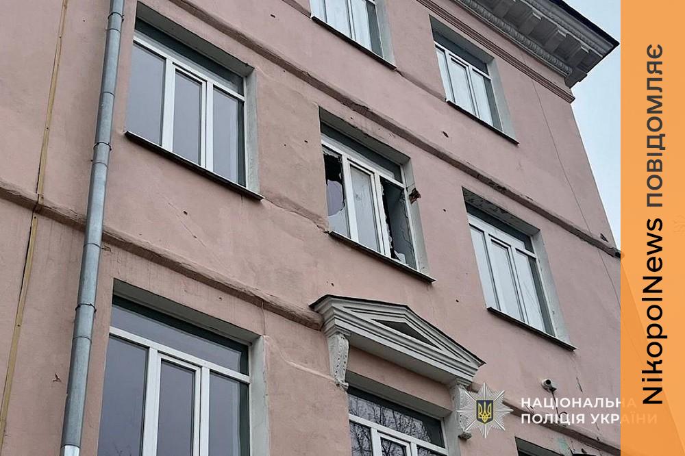 Троє поранених, пошкоджені ліцей, пожежний підрозділ та будинки: наслідки обстрілів Нікополя та області зафіксували поліцейські (фото) 1 наслідки обстрілів Нікополя та області зафіксували поліцейські 2