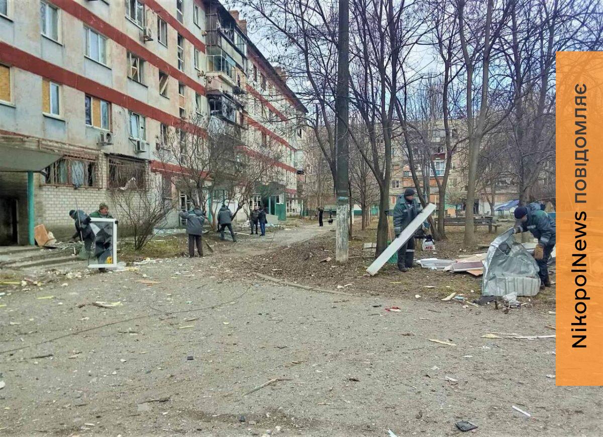Ворог вдарив по Нікополю «Ураганом»: комунальники ліквідовують наслідки жахливих обстрілів (фото) 2 нікополю 6
