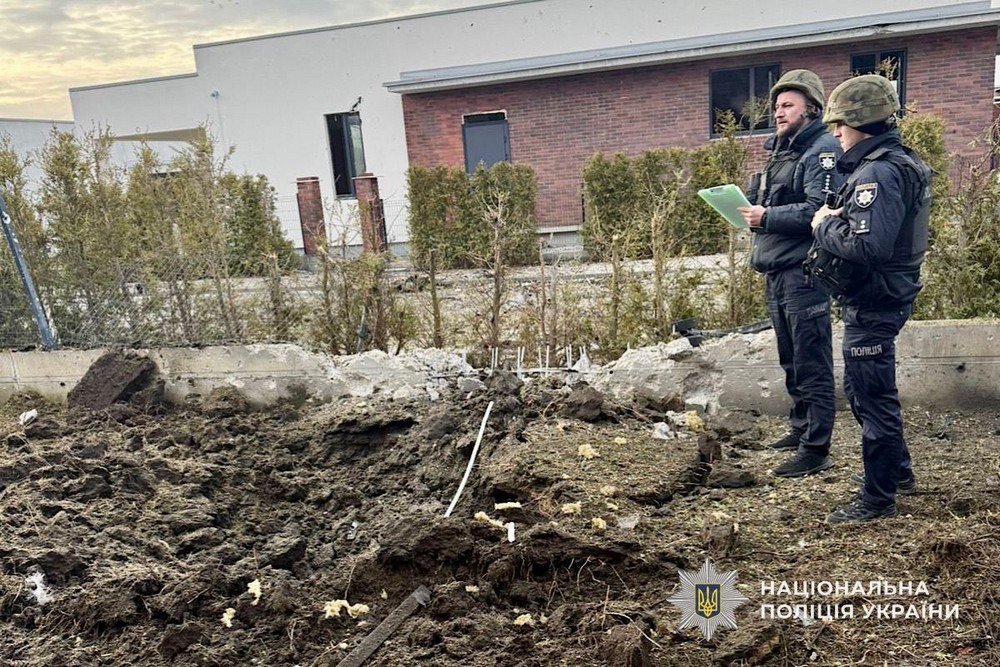 Ворог поцілив по авто у Нікополі і поранив водійку, в області є загиблий і постраждалі – поліція (фото)
