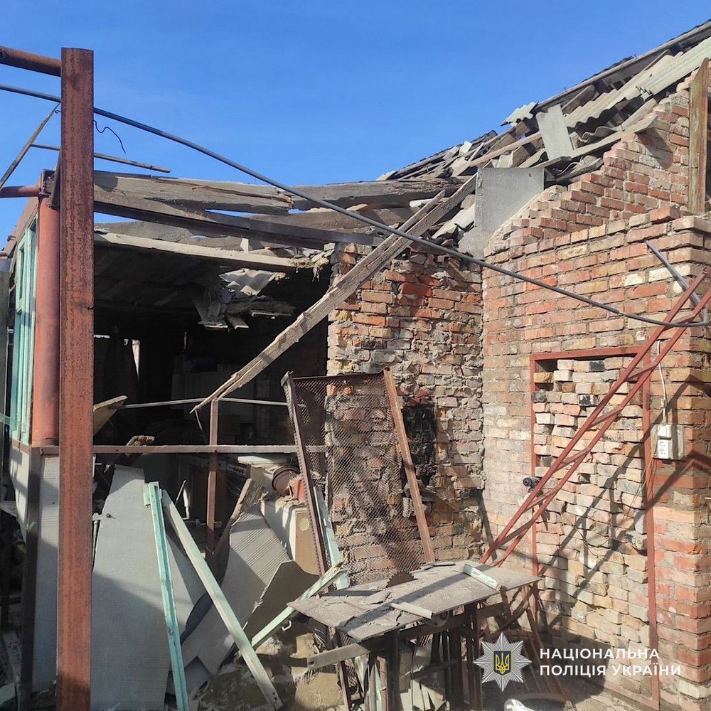 Ворог поцілив по авто у Нікополі і поранив водійку, в області є загиблий і постраждалі – поліція (фото)