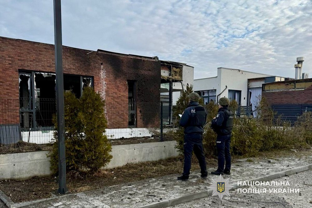 Ворог поцілив по авто у Нікополі і поранив водійку, в області є загиблий і постраждалі – поліція (фото)