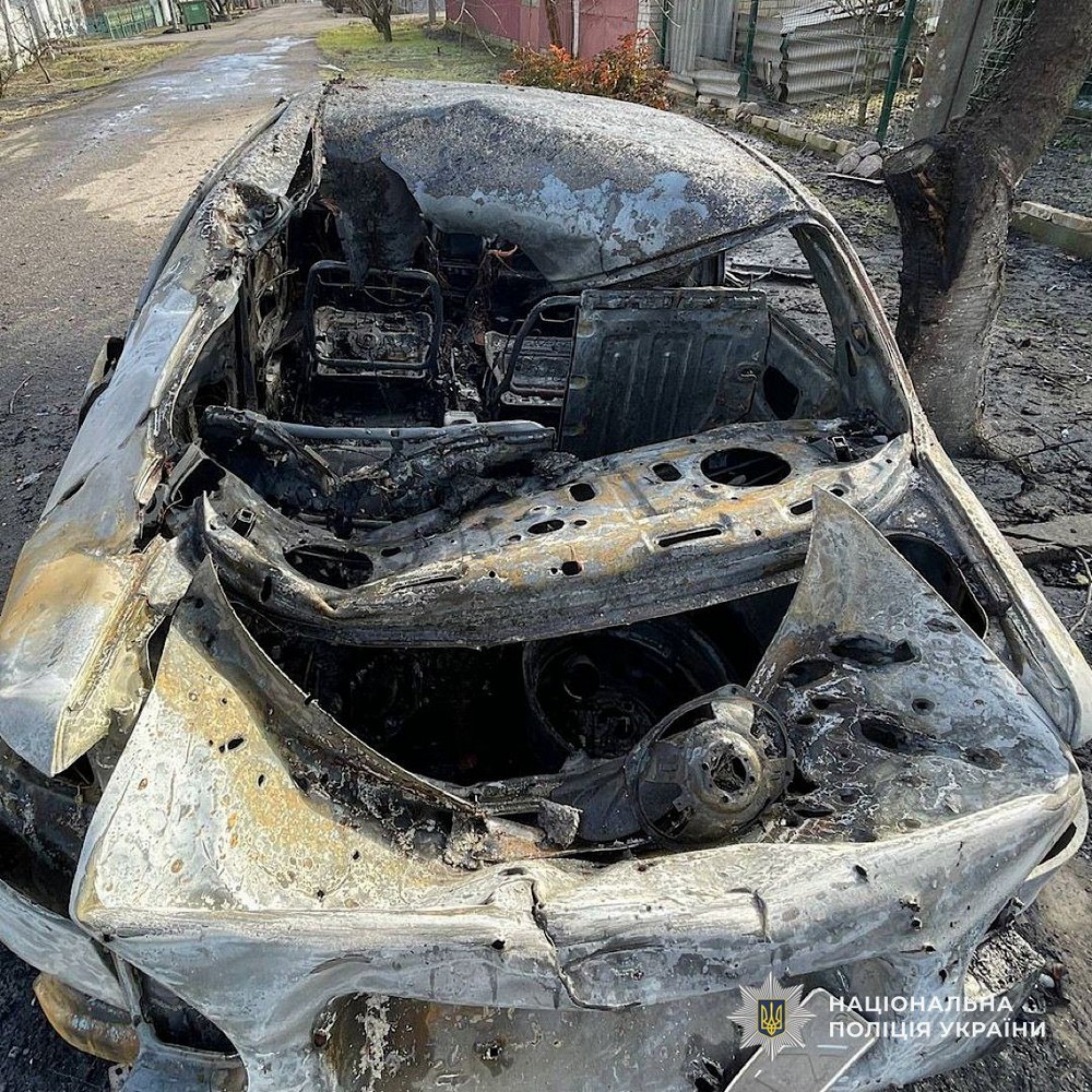 Ворог поцілив по авто у Нікополі і поранив водійку, в області є загиблий і постраждалі – поліція (фото)
