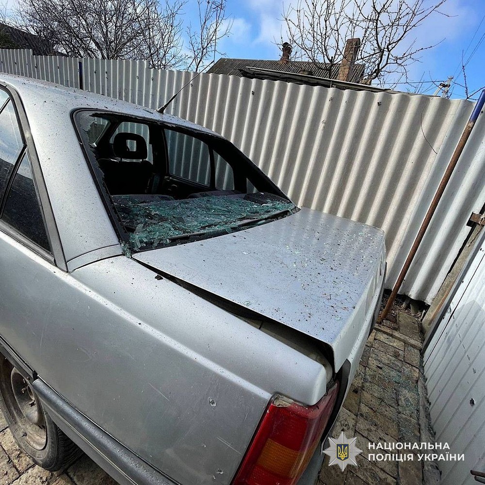 Ворог поцілив по авто у Нікополі і поранив водійку, в області є загиблий і постраждалі – поліція (фото)