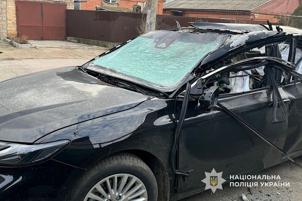 Ворог поцілив по авто у Нікополі і поранив водійку, в області є загиблий і постраждалі – поліція (фото)