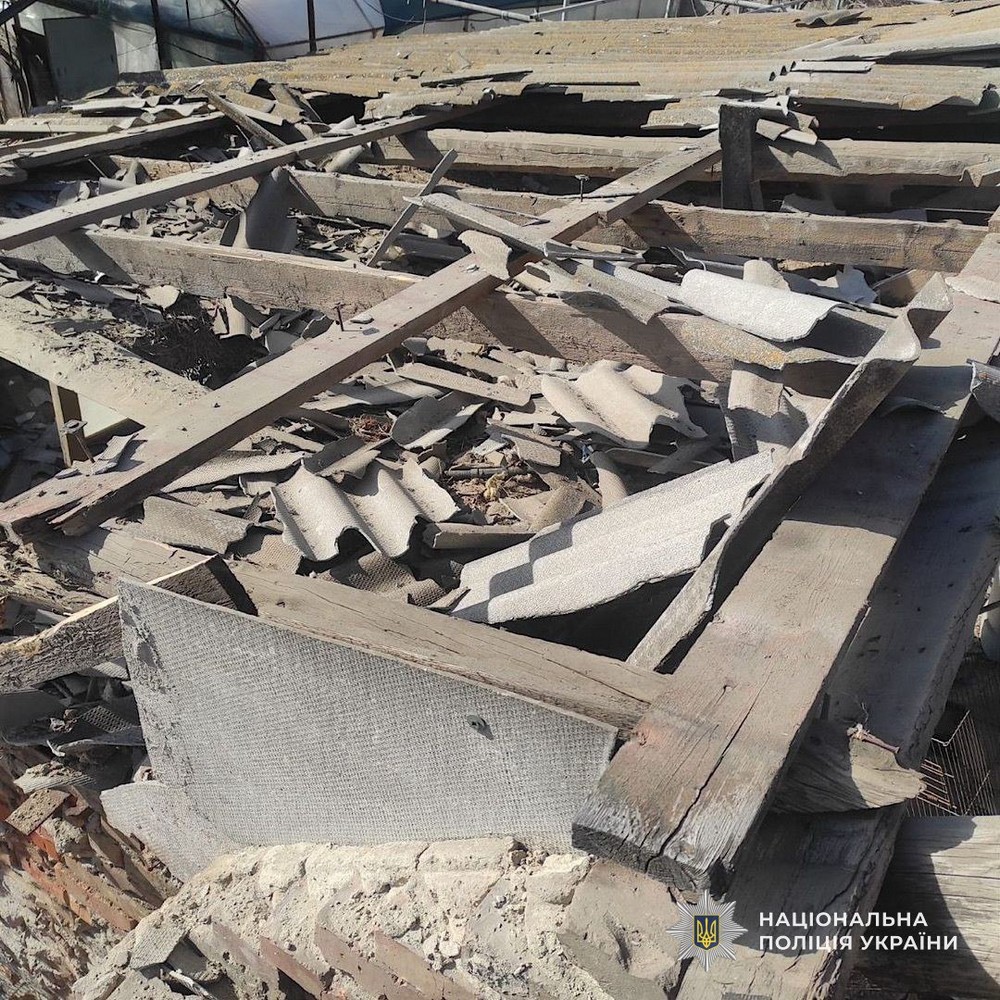 Ворог поцілив по авто у Нікополі і поранив водійку, в області є загиблий і постраждалі – поліція (фото)