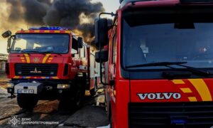 Дніпропетровщина під масованою атакою ворога: вбито чоловіка, понівечено транспортне підприємство, виникли пожежі (фото)