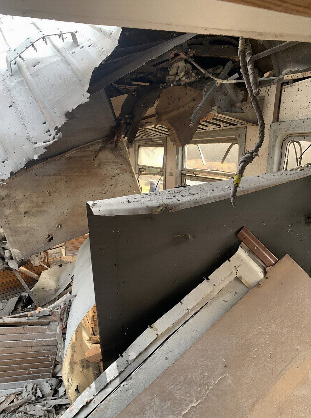 вагон приміського поїзда на Криворіжжі після атаки російського БпЛА - фото з мережі вагон приміського поїзда на Криворіжжі після атаки російського БпЛА - фото з мережі