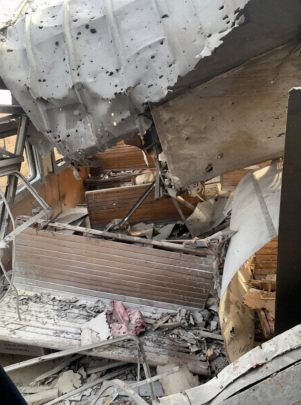 вагон приміського поїзда на Криворіжжі після атаки російського БпЛА - фото з мережі вагон приміського поїзда на Криворіжжі після атаки російського БпЛА - фото з мережі