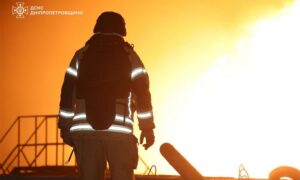 На Дніпропетровщині масштабна пожежа після нічної атаки: працюють 200 рятувальників і 60 одиниць техніки