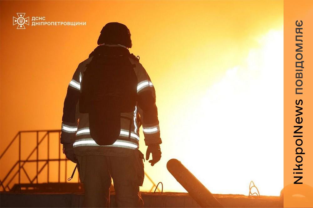 На Дніпропетровщині масштабна пожежа після нічної атаки: працюють 200 рятувальників і 60 одиниць техніки