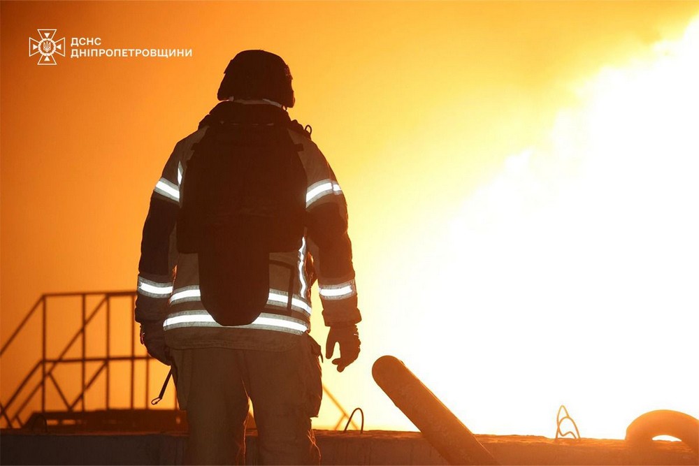 На Дніпропетровщині масштабна пожежа після нічної атаки: фото