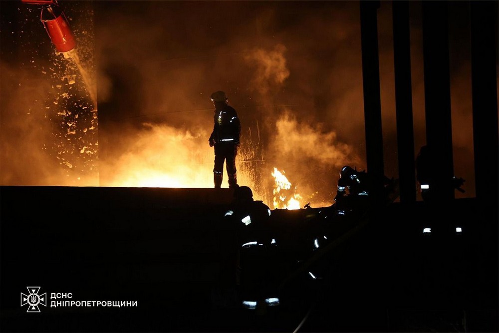 На Дніпропетровщині масштабна пожежа після нічної атаки: фото