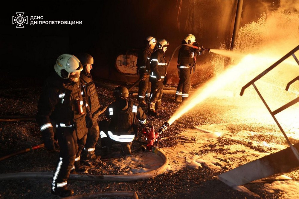 На Дніпропетровщині масштабна пожежа після нічної атаки: фото