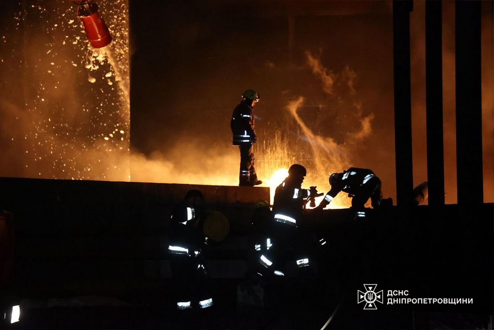 На Дніпропетровщині масштабна пожежа після нічної атаки: фото