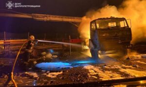 Окупанти вдарили по рятувальниках на Дніпропетровщині сьогодні під час ліквідації пожежі (фото)