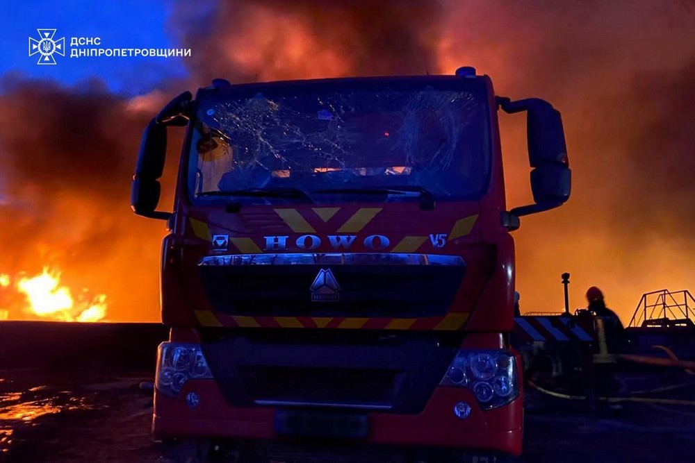 Окупанти вдарили по рятувальниках на Дніпропетровщині сьогодні під час ліквідації пожежі (фото)