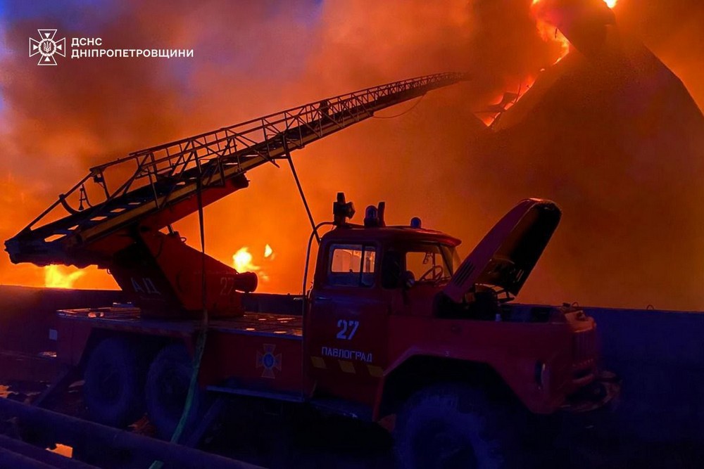 Окупанти вдарили по рятувальниках на Дніпропетровщині сьогодні під час ліквідації пожежі (фото)