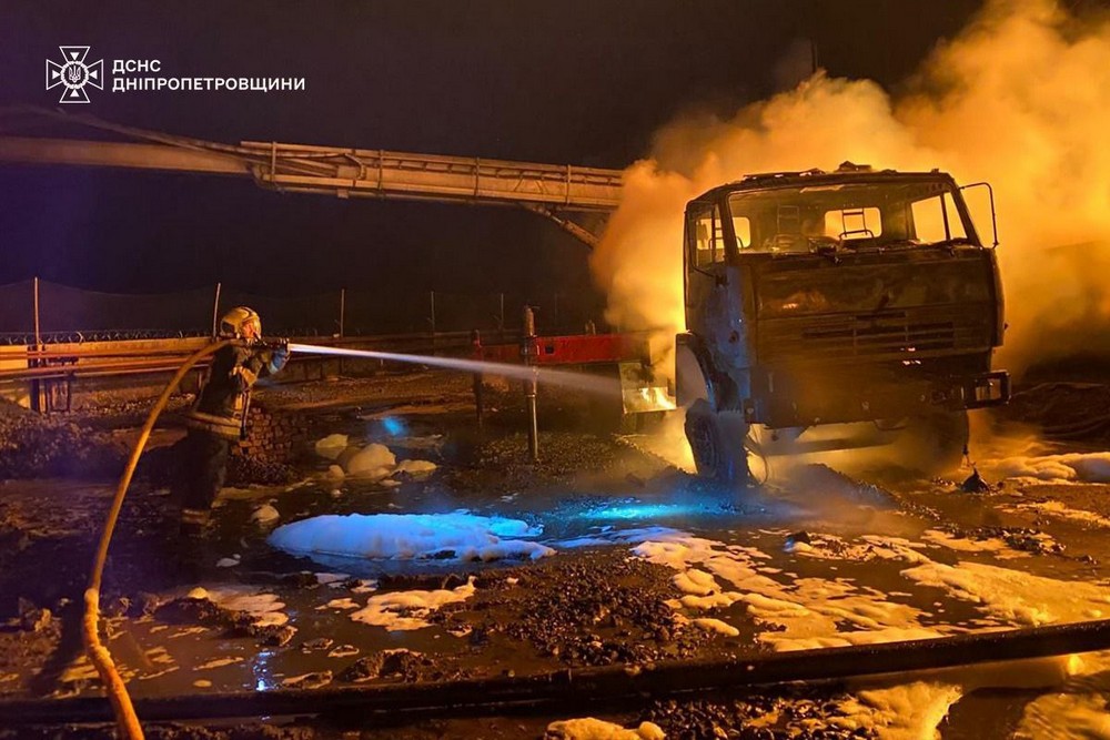 Окупанти вдарили по рятувальниках на Дніпропетровщині сьогодні під час ліквідації пожежі (фото)