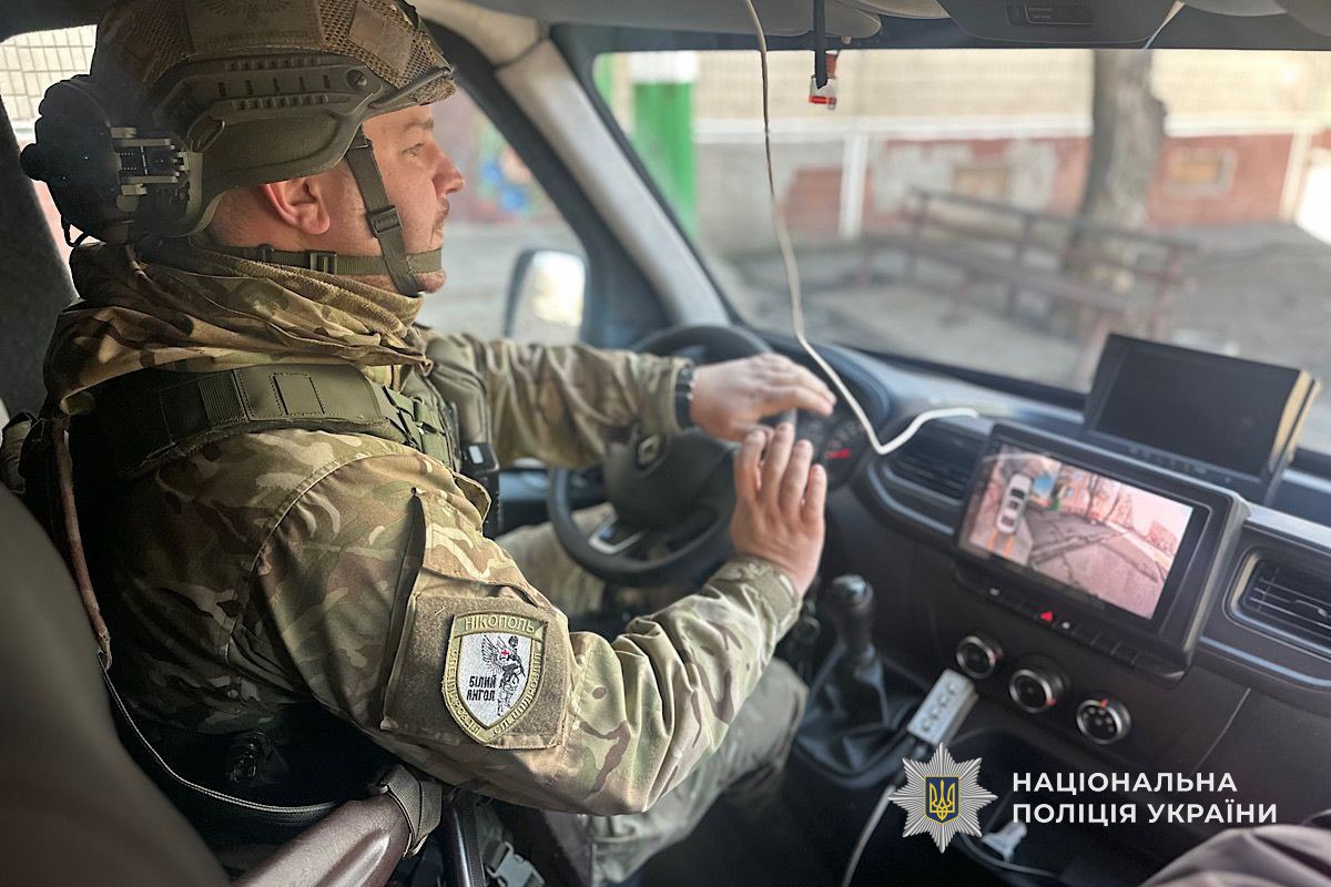 «Білі Янголи» евакуювали з Нікополя і району чотирьох маломобільних людей – трьох жінок і чоловіка. «Білі Янголи» евакуювали з Нікополя і району чотирьох маломобільних людей – трьох жінок і чоловіка.