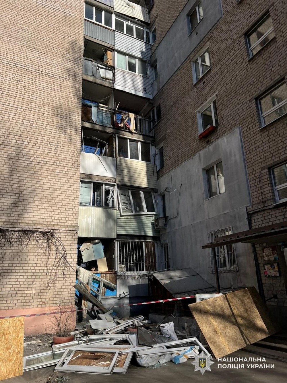 Ворог атакував авто у Нікополі, поранивши чоловіка, масовано бив по Дніпру і ще двом районам області – поліція про наслідки російських атак (фото)