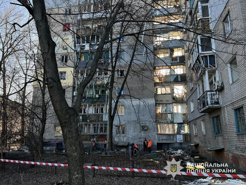 Ворог атакував авто у Нікополі, поранивши чоловіка, масовано бив по Дніпру і ще двом районам області – поліція про наслідки російських атак (фото)