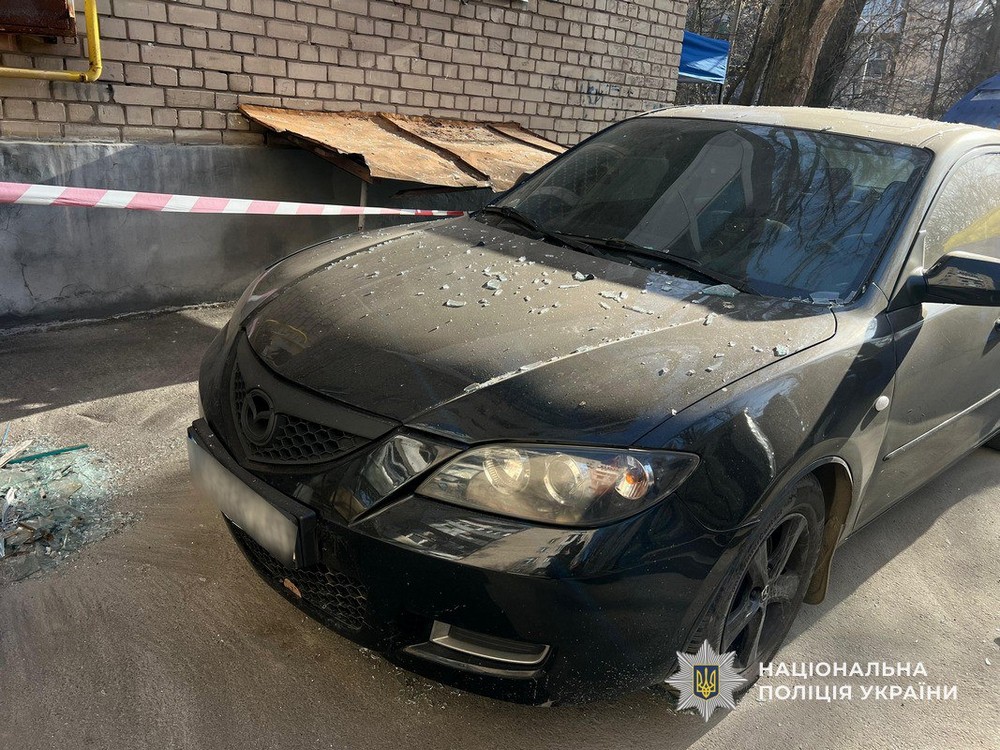 Ворог атакував авто у Нікополі, поранивши чоловіка, масовано бив по Дніпру і ще двом районам області – поліція про наслідки російських атак (фото)