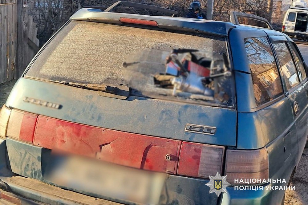 Ворог атакував авто у Нікополі, поранивши чоловіка, масовано бив по Дніпру і ще двом районам області – поліція про наслідки російських атак (фото)