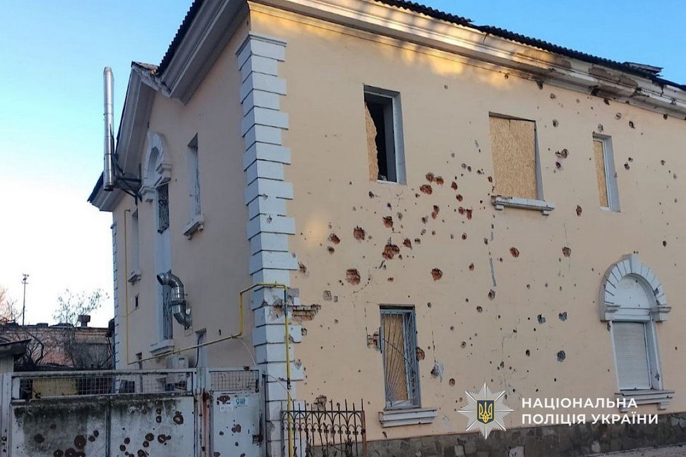 Ворог атакував авто у Нікополі, поранивши чоловіка, масовано бив по Дніпру і ще двом районам області – поліція про наслідки російських атак (фото)