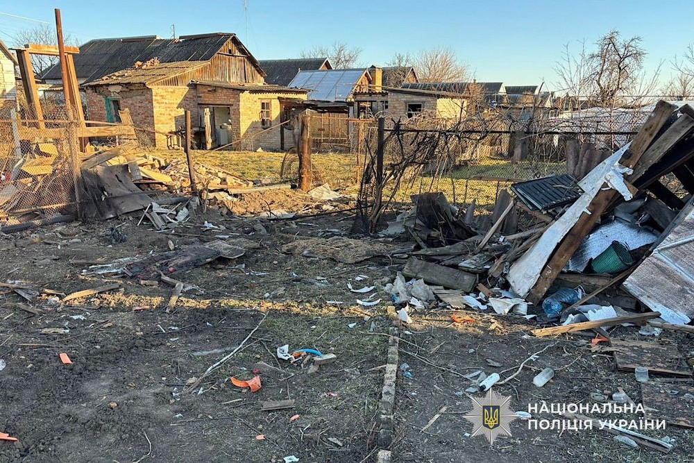 Ворог атакував авто у Нікополі, поранивши чоловіка, масовано бив по Дніпру і ще двом районам області – поліція про наслідки російських атак (фото)