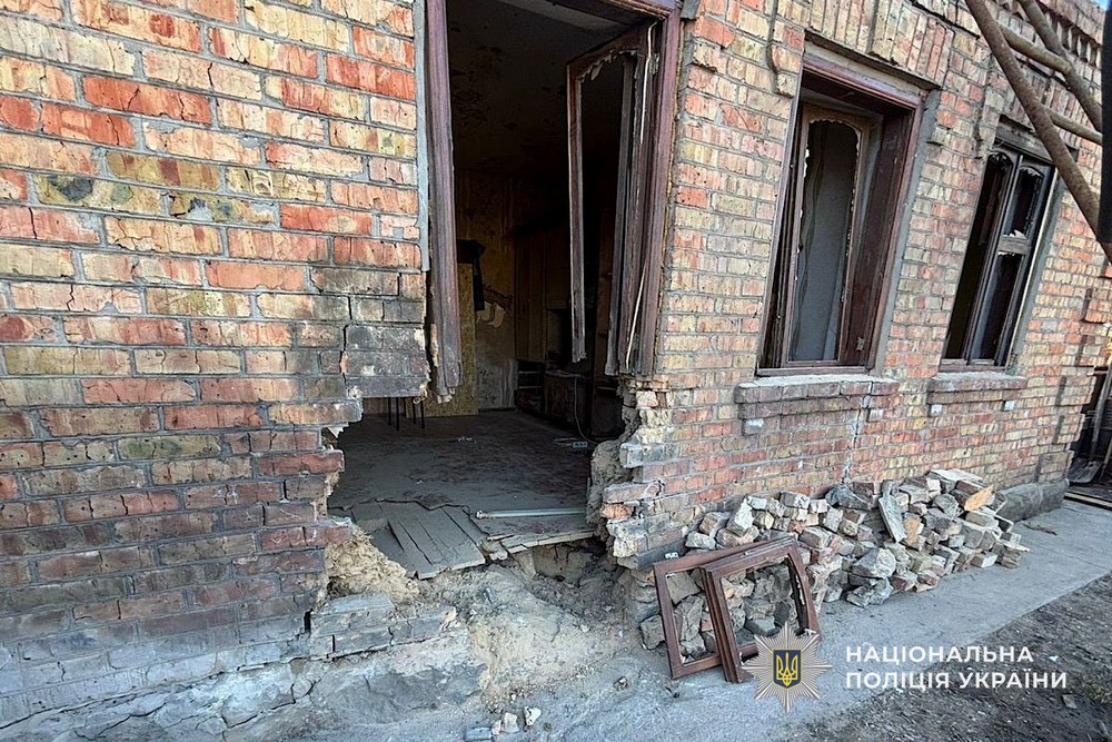 Ворог атакував авто у Нікополі, поранивши чоловіка, масовано бив по Дніпру і ще двом районам області – поліція про наслідки російських атак (фото)