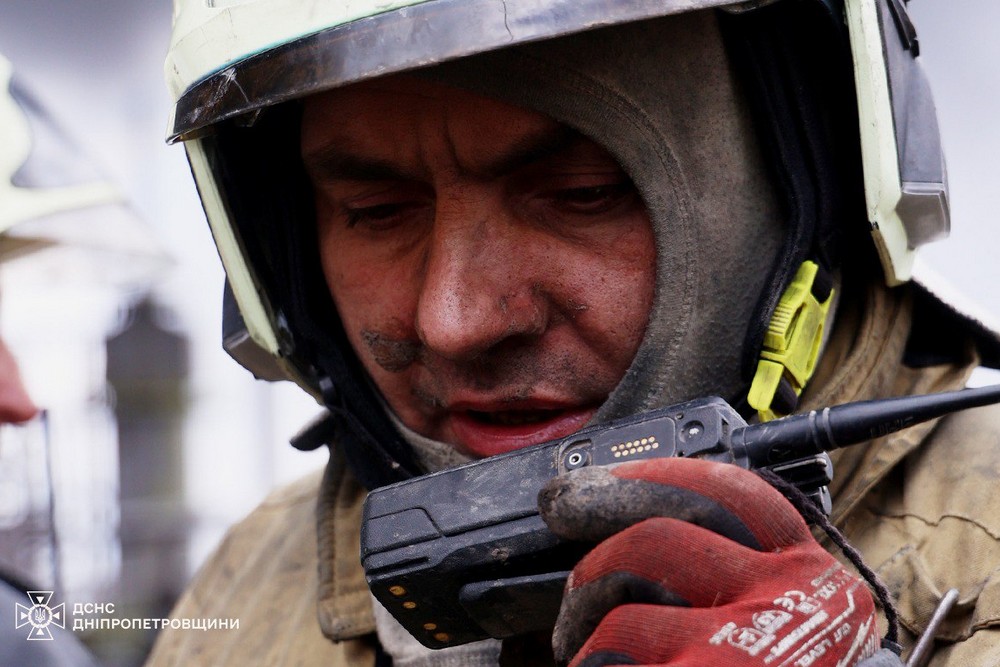 4 доби на Дніпропетровщині боролися з масштабною пожежею після ворожого удару (фото)