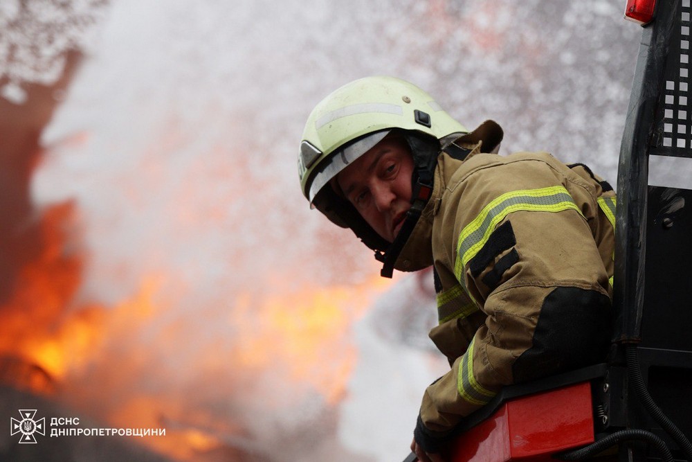 4 доби на Дніпропетровщині боролися з масштабною пожежею після ворожого удару (фото)
